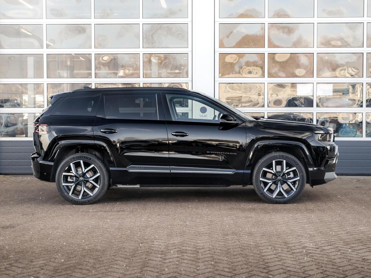 Jeep COMPASS First Edition 74 kWh | Adapt. Cruise | Camera | Carplay | 20" | Elektr. A-Klep | Navi | Winter Pack | Schuif/Kanteldak | Premium Pack | Conv. Pack | Warmtepomp