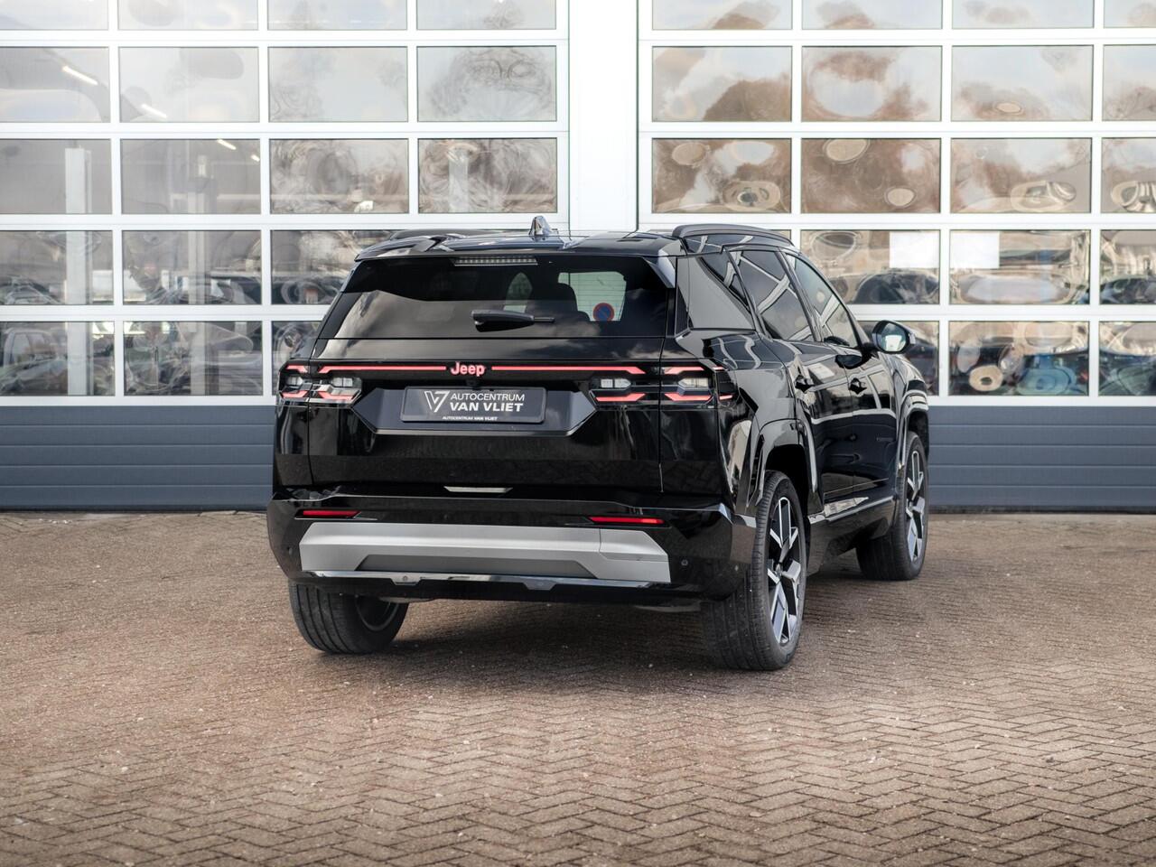 Jeep COMPASS First Edition 74 kWh | Adapt. Cruise | Camera | Carplay | 20" | Elektr. A-Klep | Navi | Winter Pack | Schuif/Kanteldak | Premium Pack | Conv. Pack | Warmtepomp