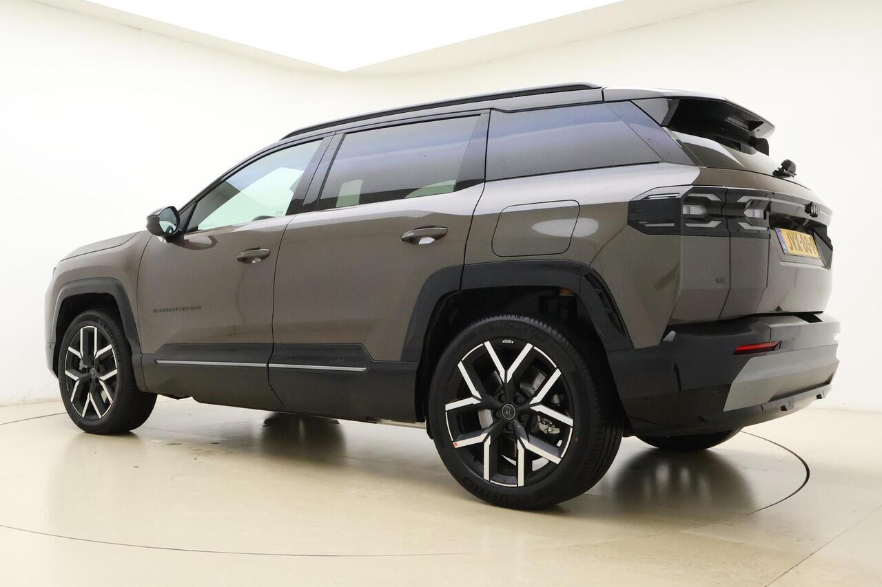 Jeep COMPASS First Edition 74 kWh | Nu in de showroom! | Camera's rondom | Focal audio | Elektrische achterklep | 20'' lichtmetalen velgen | Warmtepomp | Elektrische stoelen/massagestoel