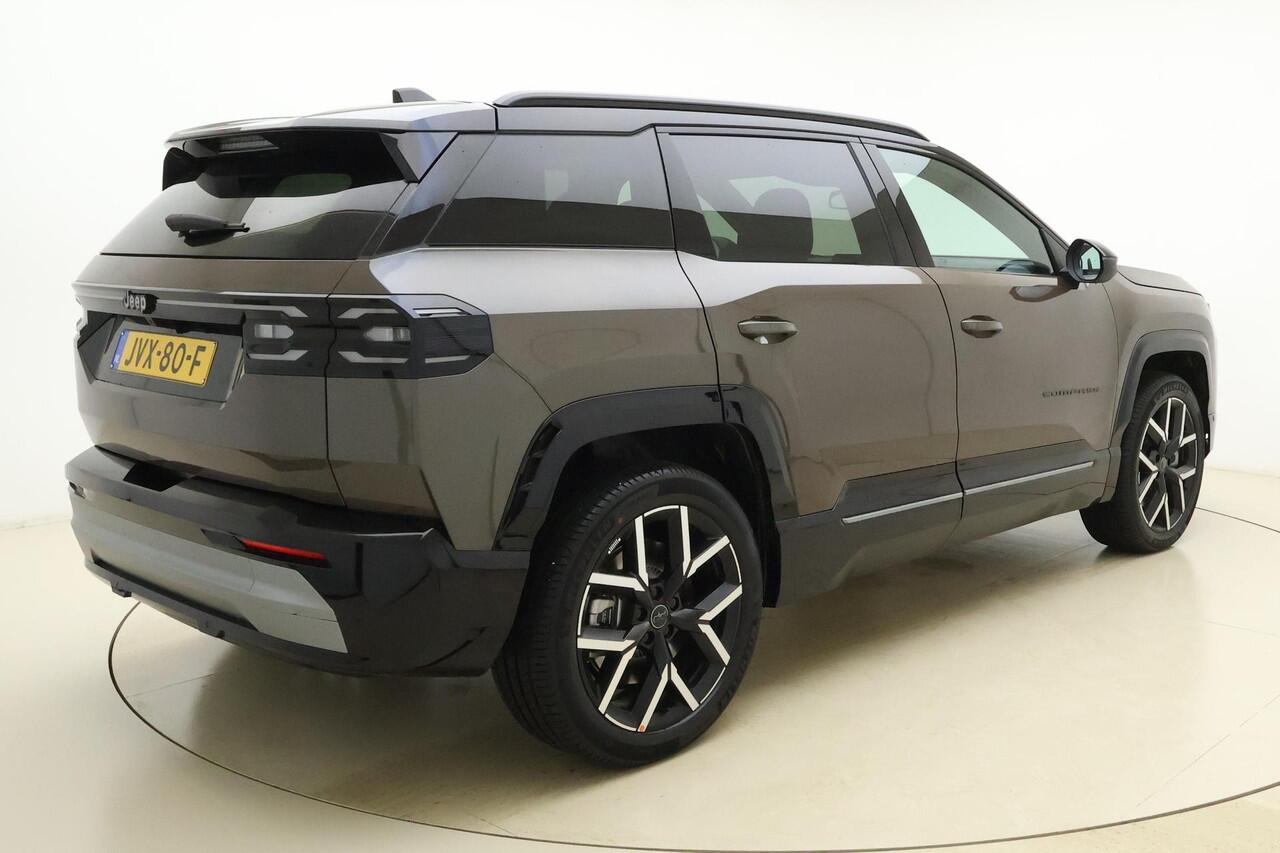 Jeep COMPASS First Edition 74 kWh | Nu in de showroom! | Camera's rondom | Focal audio | Elektrische achterklep | 20'' lichtmetalen velgen | Warmtepomp | Elektrische stoelen/massagestoel