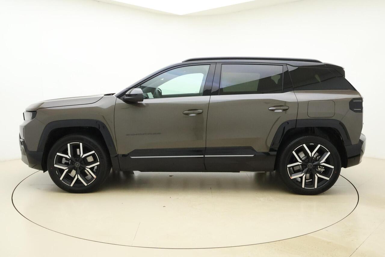 Jeep COMPASS First Edition 74 kWh | Nu in de showroom! | Camera's rondom | Focal audio | Elektrische achterklep | 20'' lichtmetalen velgen | Warmtepomp | Elektrische stoelen/massagestoel