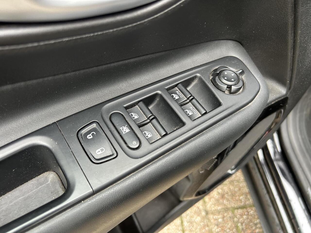 Jeep RENEGADE 1.4 Turbo 140 PK MultiAir Night Eagle II | 1ste Eigenaars auto | Trekhaak | Navigatie | Airco | Dealer Onderhouden | Hoge zitpositie | Lichtmetaal | Cruise control | Dakrails |