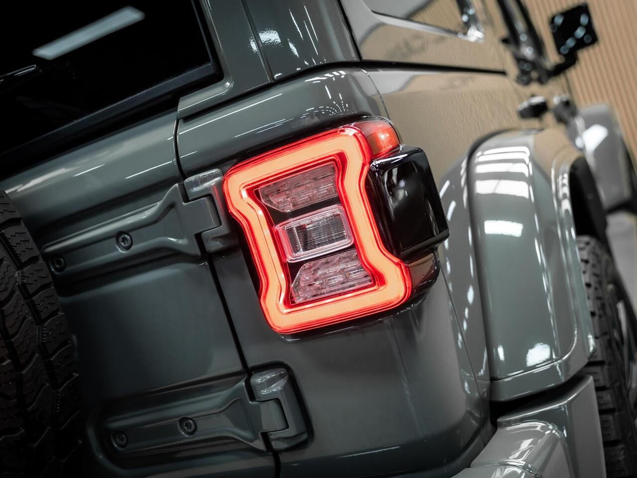 Jeep WRANGLER 2.2D Sahara | Grijs Kenteken | Stoel en stuurverwarming | Custom Corse Edition | Trekhaak | Alpine Sound |