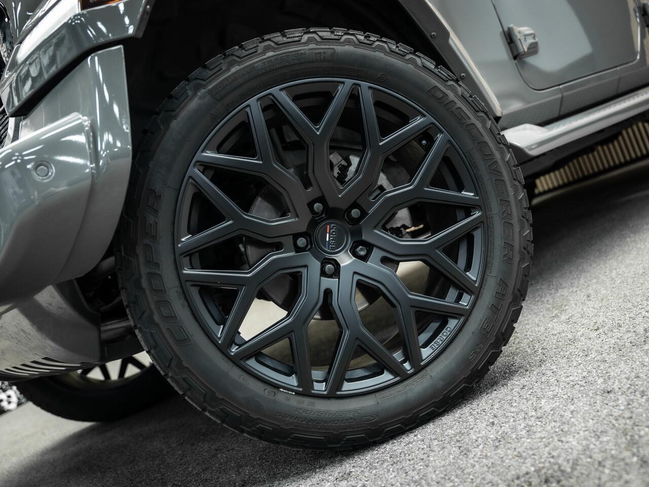 Jeep WRANGLER 2.2D Sahara | Grijs Kenteken | Stoel en stuurverwarming | Custom Corse Edition | Trekhaak | Alpine Sound |