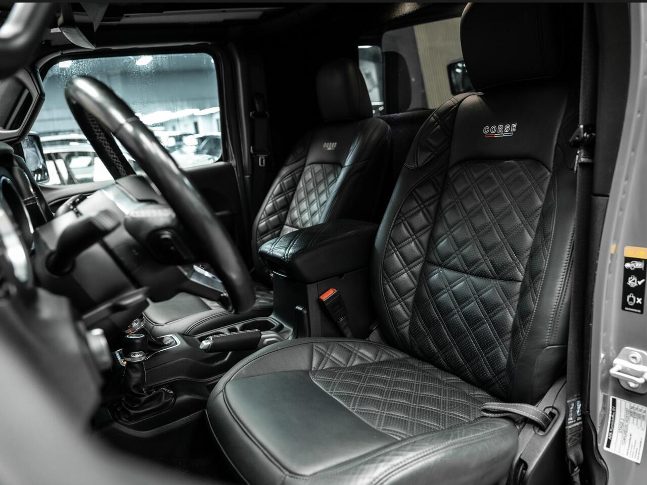 Jeep WRANGLER 2.2D Sahara | Grijs Kenteken | Stoel en stuurverwarming | Custom Corse Edition | Trekhaak | Alpine Sound |