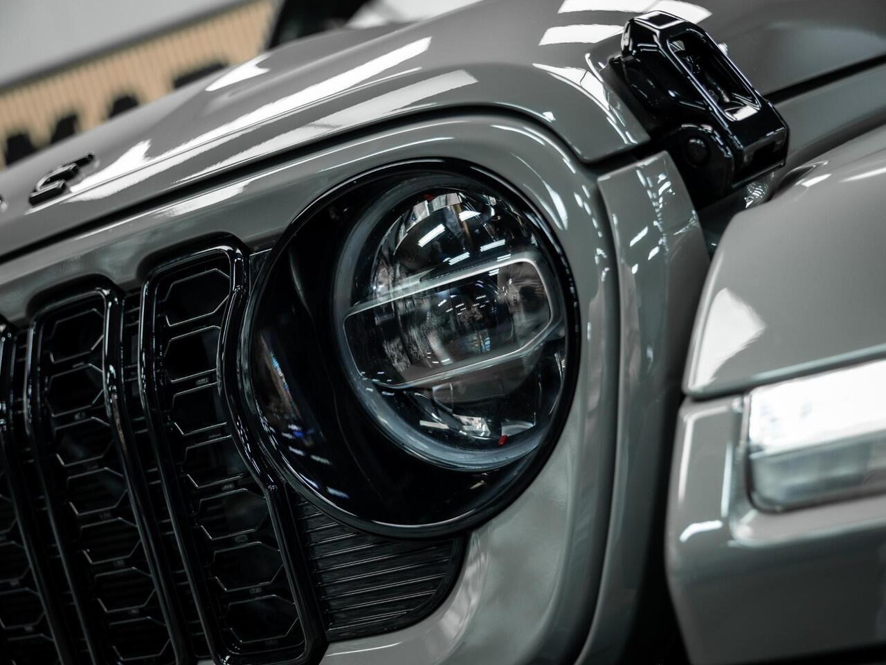 Jeep WRANGLER 2.2D Sahara | Grijs Kenteken | Stoel en stuurverwarming | Custom Corse Edition | Trekhaak | Alpine Sound |