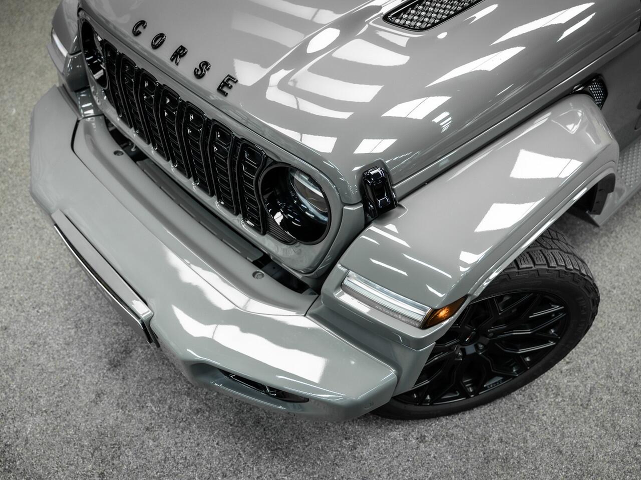 Jeep WRANGLER 2.2D Sahara | Grijs Kenteken | Stoel en stuurverwarming | Custom Corse Edition | Trekhaak | Alpine Sound |