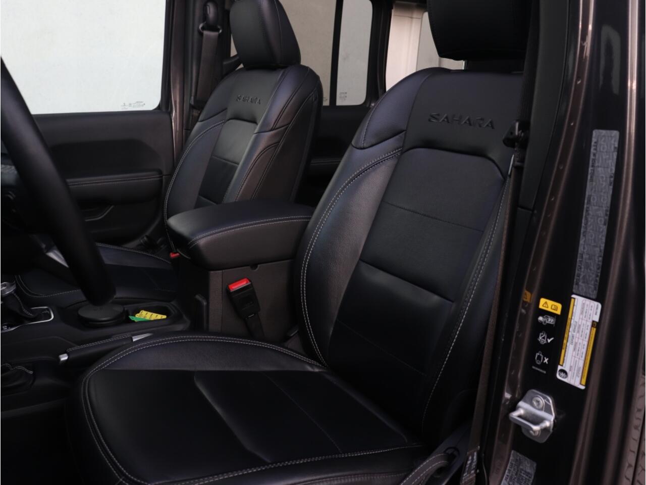 Jeep WRANGLER Unlimited 4xe 380 PK Sahara | Leder | Soft Top | Camera | 18"