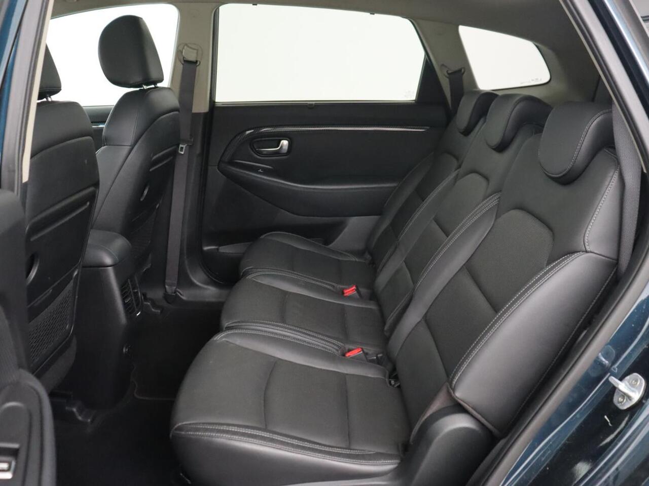 KIA CARENS 1.6 GDi ExecutiveLine 7-Persoons | 1e eigenaar | Panoramadak | Leder | Stoel & stuurverwarming | Carplay | Camera | Navigatie | Elektrische stoelen | Cruise control | Climate control