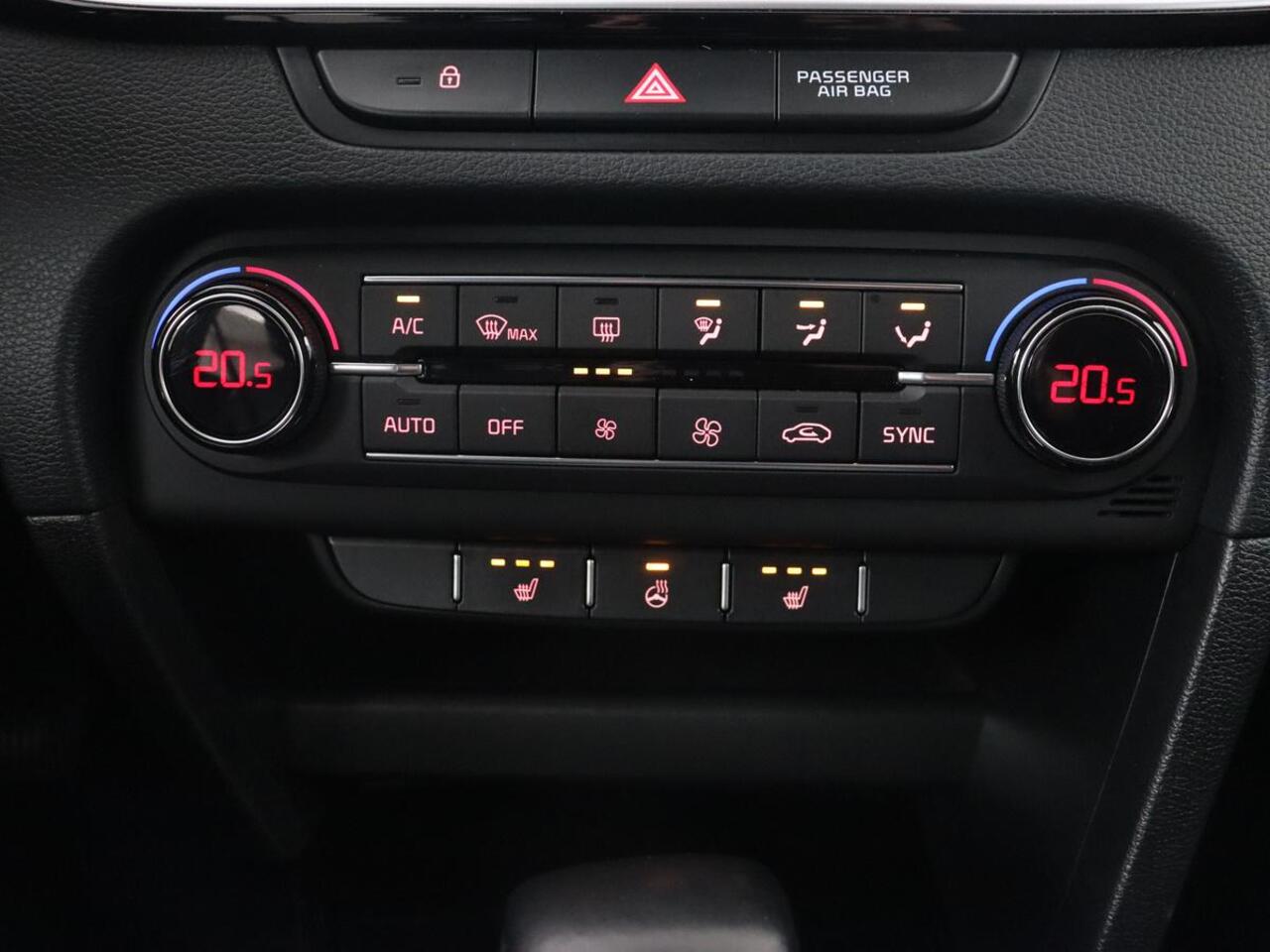 KIA CEE D Ceed 1.4 T-GDi DynamicPlusLine | Stoel & stuurverwarming | Adaptive cruise | Trekhaak | Camera | Carplay | Full LED | Navigatie | Climate control | DAB | File Assistent