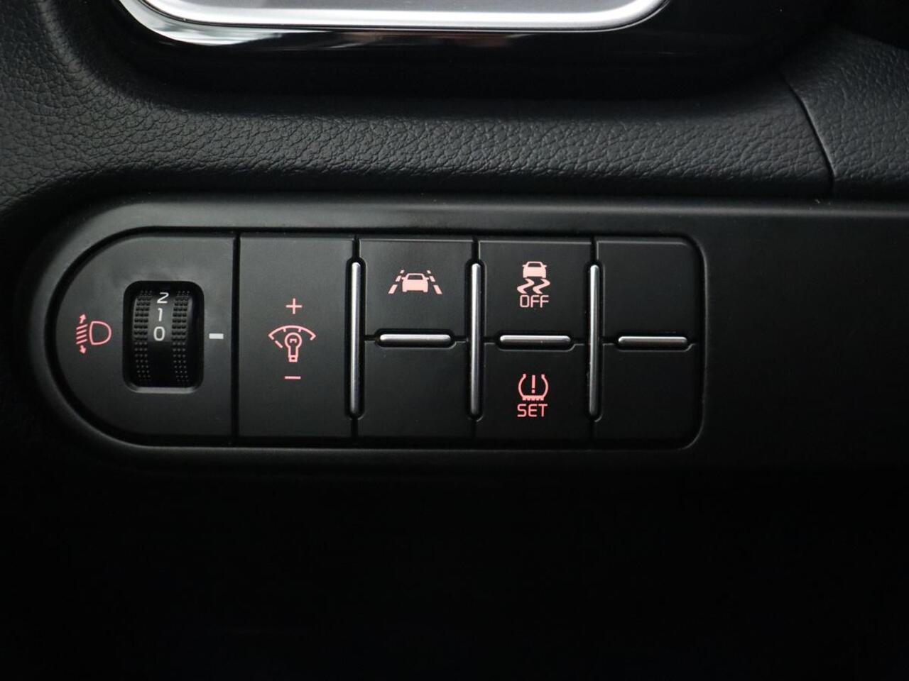 KIA CEE D Ceed 1.4 T-GDi DynamicPlusLine | Stoel & stuurverwarming | Adaptive cruise | Trekhaak | Camera | Carplay | Full LED | Navigatie | Climate control | DAB | File Assistent