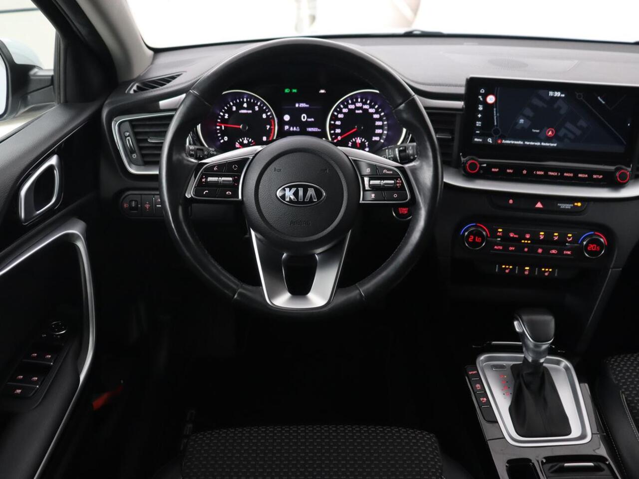 KIA CEE D Ceed 1.4 T-GDi DynamicPlusLine | Stoel & stuurverwarming | Adaptive cruise | Trekhaak | Camera | Carplay | Full LED | Navigatie | Climate control | DAB | File Assistent