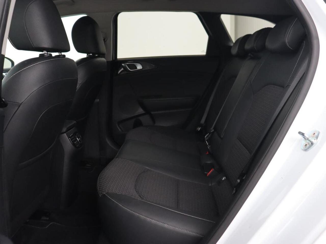 KIA CEE D Ceed 1.4 T-GDi DynamicPlusLine | Stoel & stuurverwarming | Adaptive cruise | Trekhaak | Camera | Carplay | Full LED | Navigatie | Climate control | DAB | File Assistent