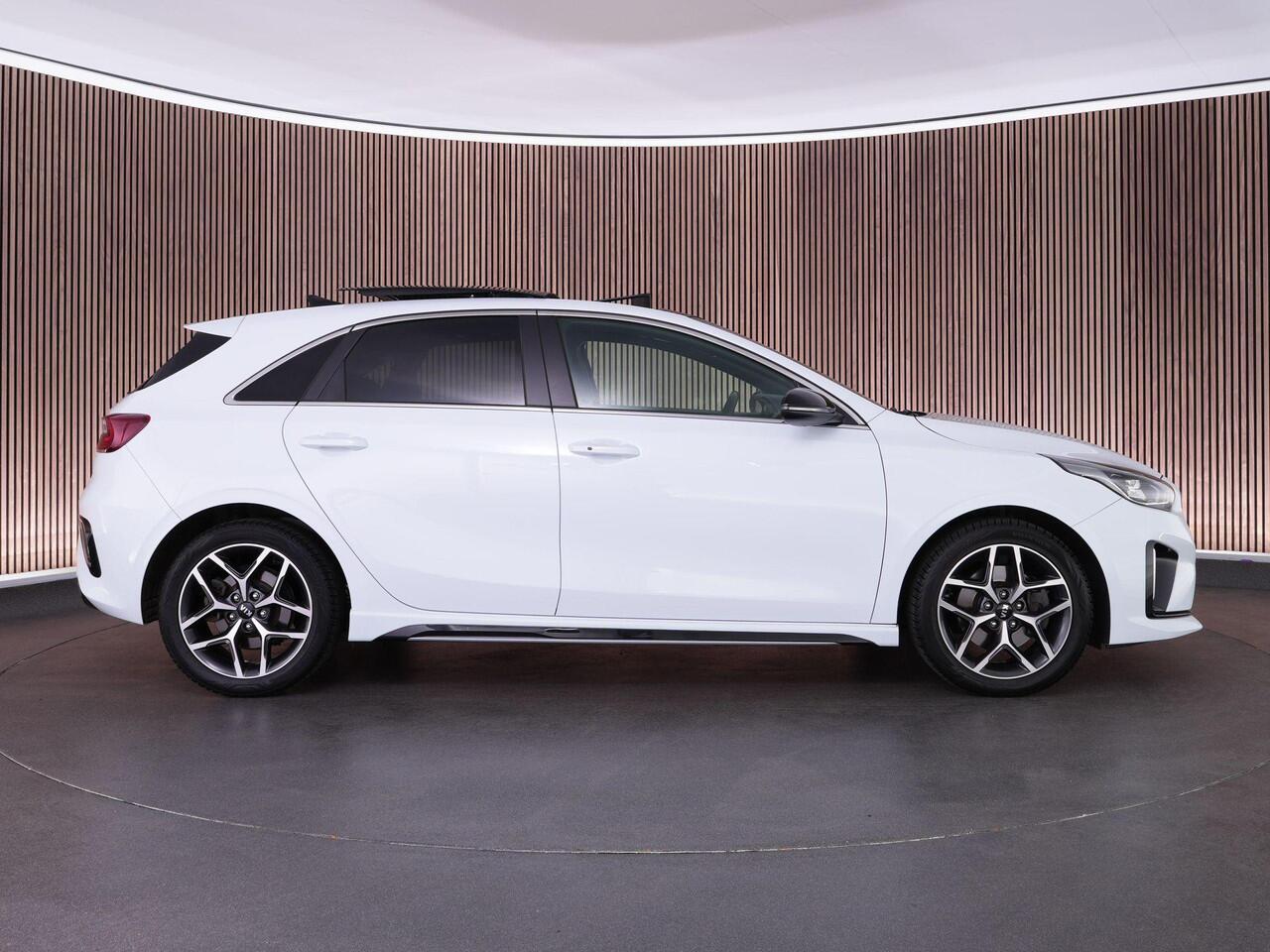 KIA CEE D Ceed 1.0 T-GDi GT-Line |panoramadak|stoelverwarming|stuurverwarming|Apple Carplay|navigatie|camera|DAB|keyless|rijhulpsystemen|LED|