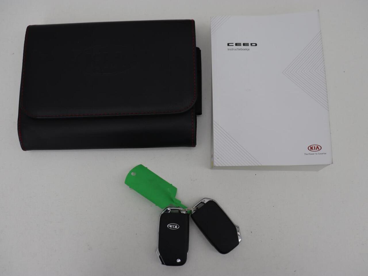 KIA CEE D Ceed 1.5 T-GDi MHEV GT-Line | 160pk | Camera | Carplay | Navigatie | Sportstuur | DAB | Parkeerhulp | Getint glas | Cruise control