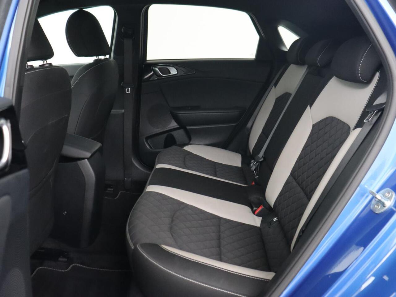 KIA CEE D Ceed 1.5 T-GDi MHEV GT-Line | 160pk | Camera | Carplay | Navigatie | Sportstuur | DAB | Parkeerhulp | Getint glas | Cruise control