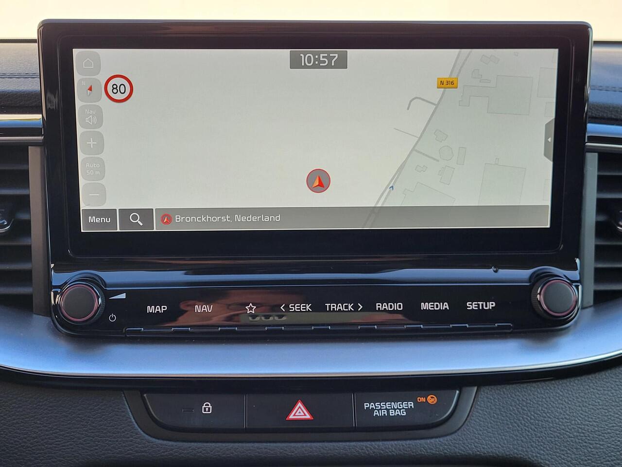 KIA CEE D Ceed Sportswagon 1.6 GDI PHEV ExecutiveLine Automaat / Dealer onderhouden / All season banden / Trekgewicht 1.300 kg / Lederen bekleding / Navigatie / Camera / Achterbank-, voorstoel- en stuurwielverwarming / geventileerde voorstoelen / Apple Carplay / An