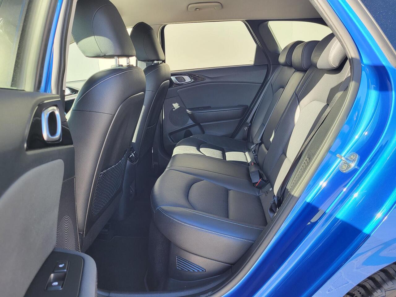 KIA CEE D Ceed Sportswagon 1.6 GDI PHEV ExecutiveLine Automaat / Dealer onderhouden / All season banden / Trekgewicht 1.300 kg / Lederen bekleding / Navigatie / Camera / Achterbank-, voorstoel- en stuurwielverwarming / geventileerde voorstoelen / Apple Carplay / An