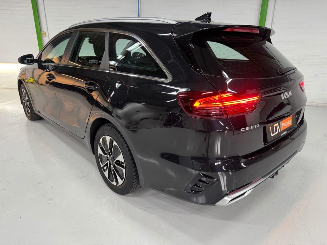 KIA CEE D Sportswagon 1.6 GDI PHEV DynamicLine / 30.538 KM / Afneembare trekhaak / Apple Carplay / Android Auto.