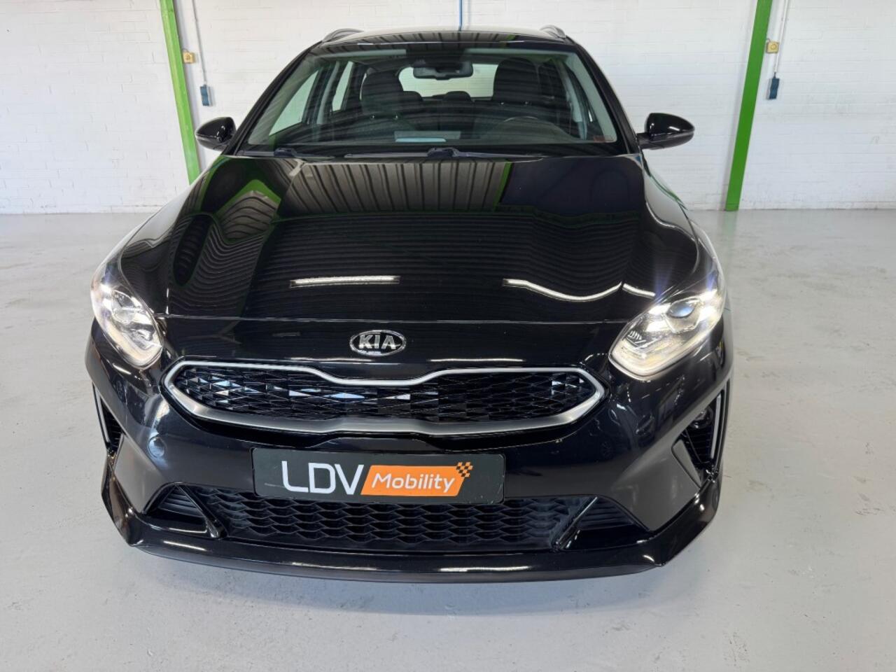 KIA CEE D Sportswagon 1.6 GDI PHEV DynamicLine / Afneembare trekhaak/ Achteruitrijcamera / LED Koplampen / Apple Carplay / Android Auto.
