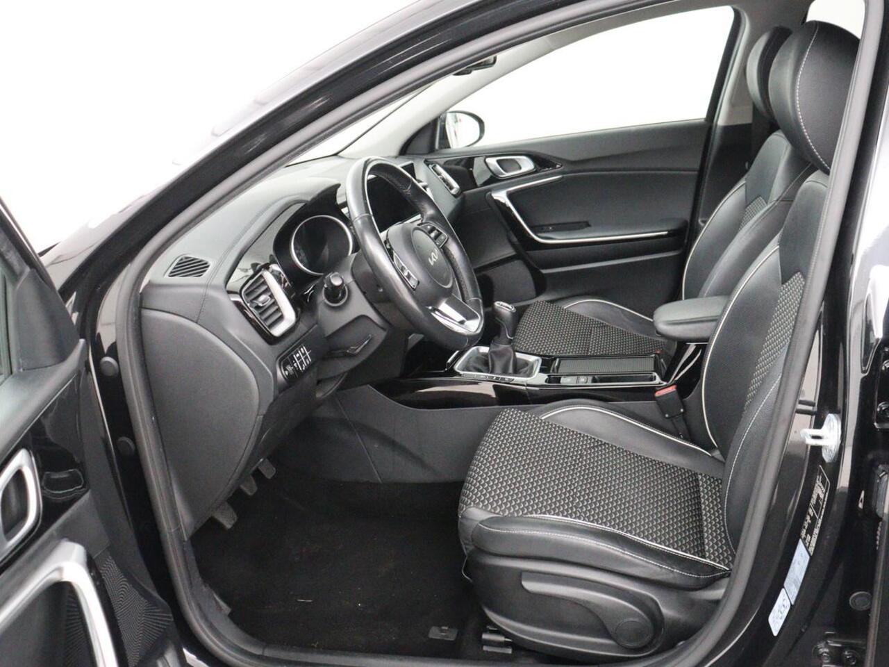 KIA CEE D Ceed 1.0 T-GDi DynamicPlusLine | Stoel & stuurverwarming | Trekhaak | Adaptive cruise | Camera | Carplay | Half leder | Keyless | Full LED | Navigatie
