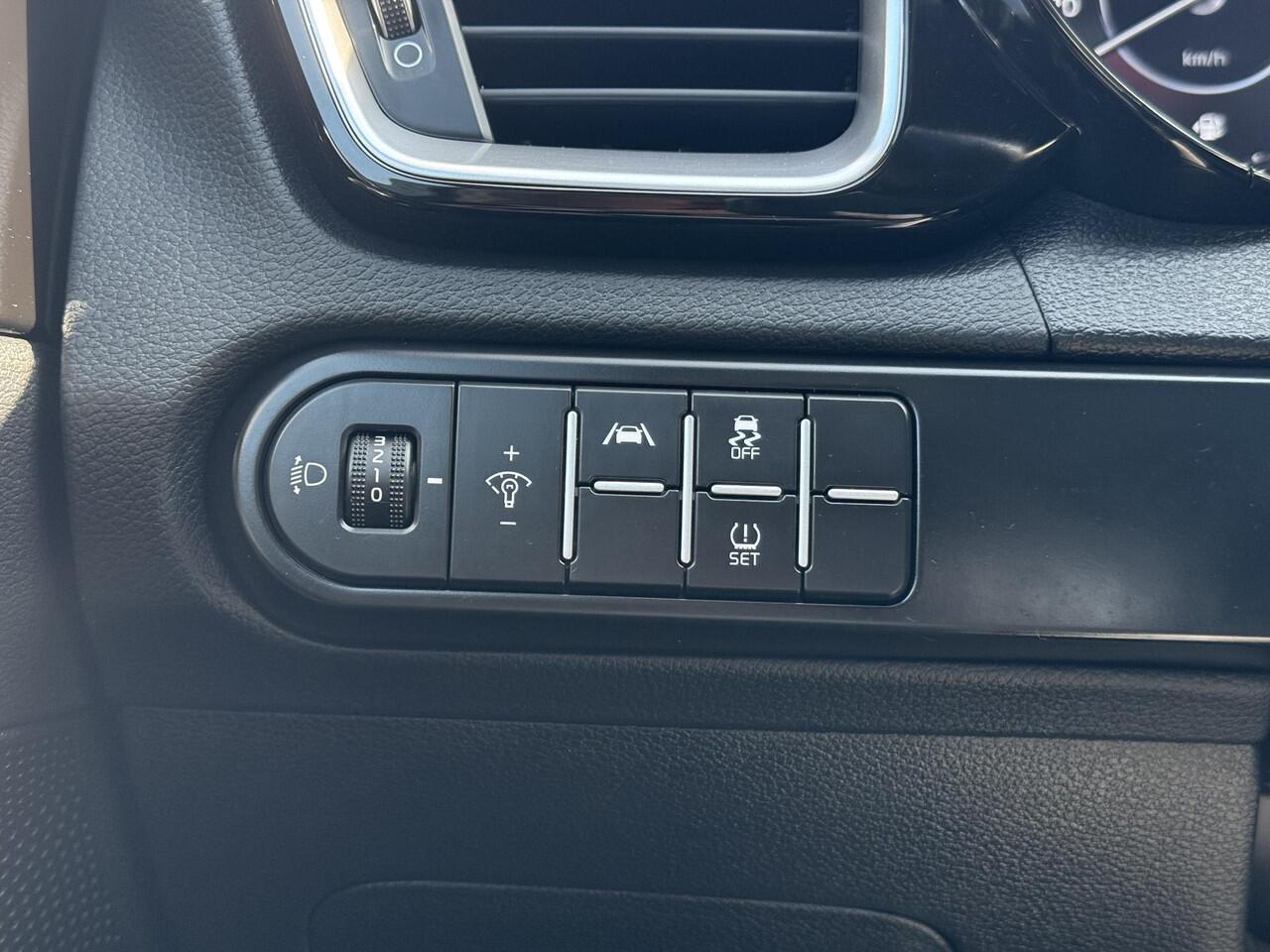 KIA CEE D Ceed 1.5 T-GDi GT-Line | ACHTERUITRIJCAMERA | NAVIGATIE SYSTEEM | CLIMATE CONTROL | AFNEEMBARE TREKHAAK |