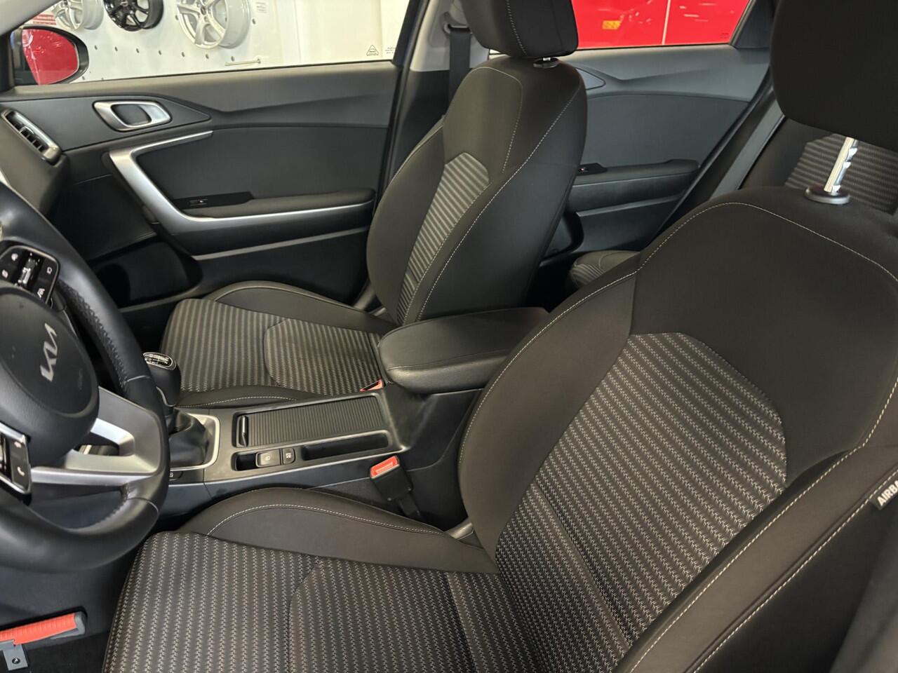 KIA CEE D Ceed Sportswagon 1.5 T-GDi DynamicLine Trekhaak | Cruise controle | Climate controle | Achteruitrijcamera | Parkeer sensoren