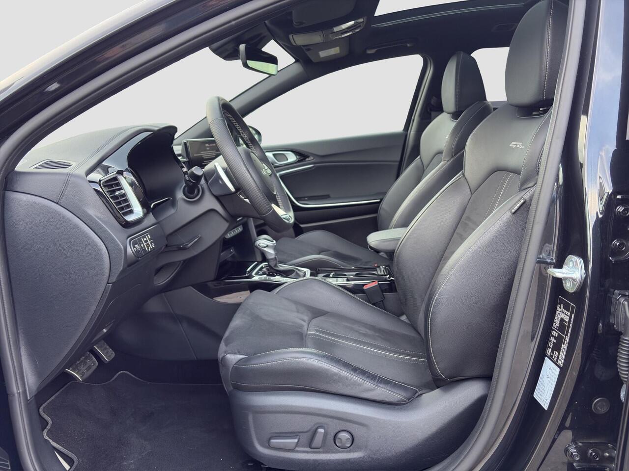 KIA CEE D Ceed Sportswagon 1.5 T-GDi GT-PlusLine Automaat | Panoramadak | Leder/Alcantara | Camera | Navi | Stuur-/Stoelverwarming | 18" Velgen | Clima | Key-Less | PDC | Cruise | LED |