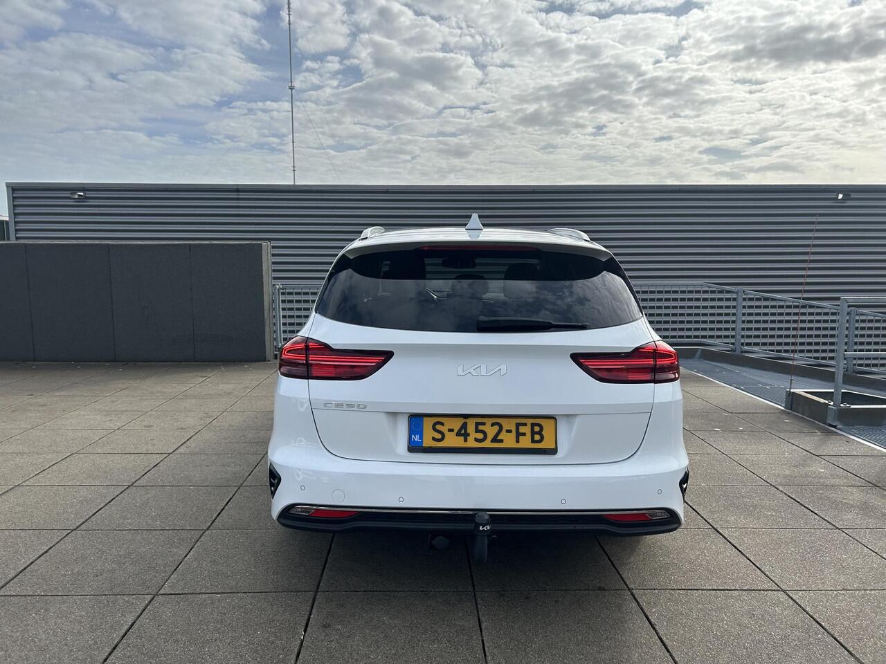 KIA CEE D Ceed Sportswagon 1.5 T-GDi DynamicPlusLine 6-Versn. Trekhaak / Achteruitrijcamera / Keyless / Stoel- stuurverwarming / Parkeersensoren / Navigatie / Apple CarPlay/Android Auto