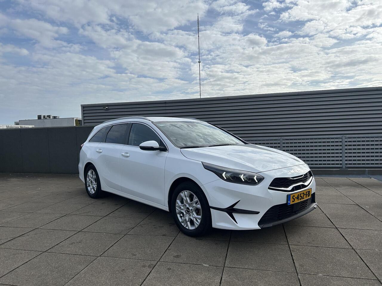 KIA CEE D Ceed Sportswagon 1.5 T-GDi DynamicPlusLine 6-Versn. Trekhaak / Achteruitrijcamera / Keyless / Stoel- stuurverwarming / Parkeersensoren / Navigatie / Apple CarPlay/Android Auto