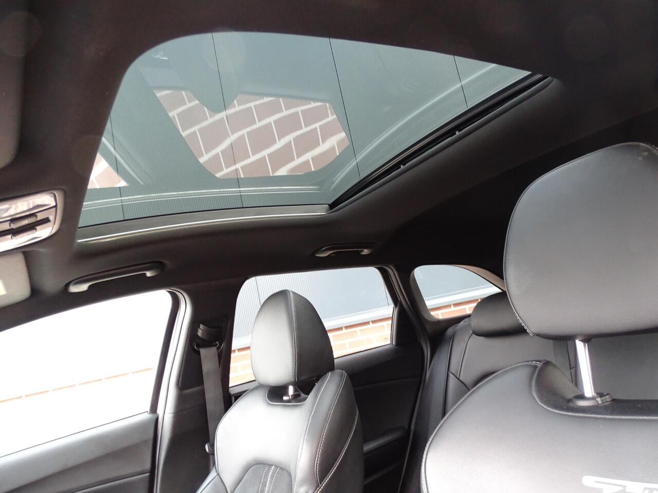 KIA CEE D Ceed Sportswagon 1.5 T-GDi GT-Line AUTOMAAT| PANORAMADAK| NAVIGATIE| CAMERA| DODE-HOEK DETECTIE| AIRCO/ECC| CRUISECONTROL| PARKEERSENSOREN