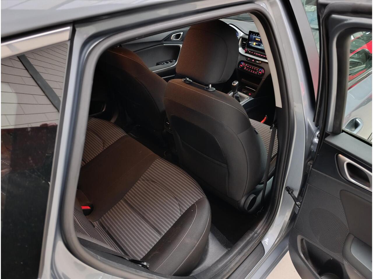 KIA CEE D Ceed Sportswagon 1.5 T-GDi DynamicLine Airconditioning (automatisch) | Cruise control | Navigatiesysteem | Parkeersensoren | Trekhaak