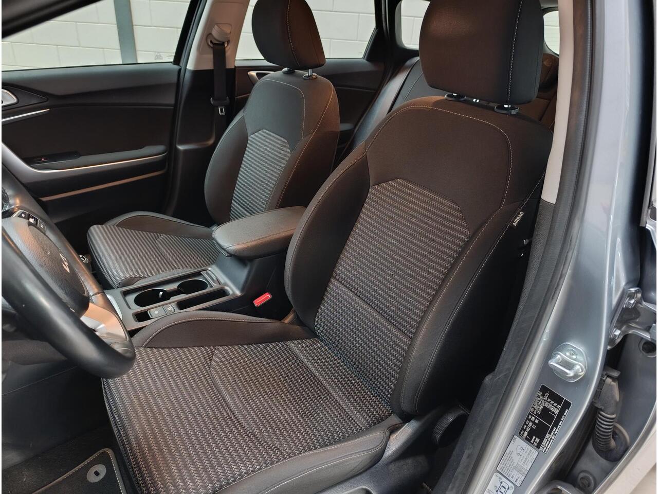 KIA CEE D Ceed Sportswagon 1.5 T-GDi DynamicLine Airconditioning (automatisch) | Cruise control | Navigatiesysteem | Parkeersensoren | Trekhaak