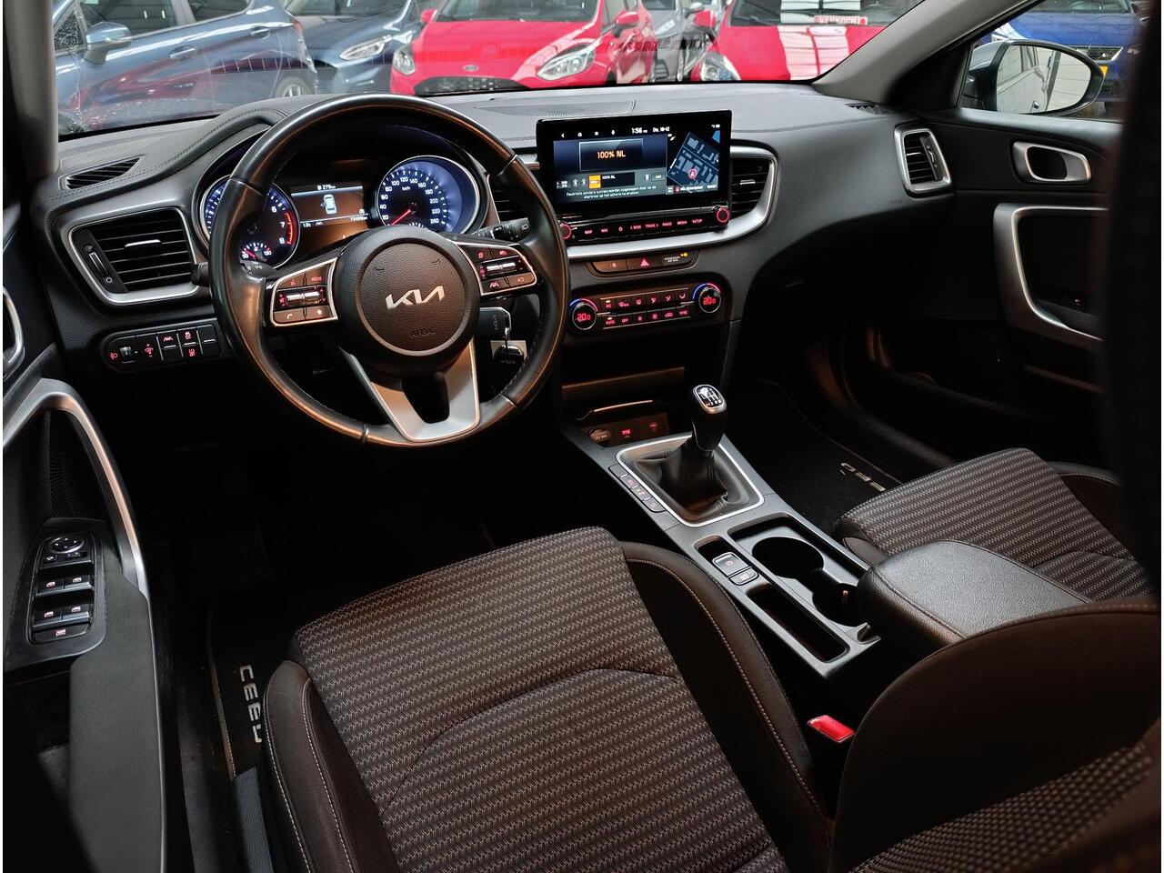 KIA CEE D Ceed Sportswagon 1.5 T-GDi DynamicLine Airconditioning (automatisch) | Cruise control | Navigatiesysteem | Parkeersensoren | Trekhaak