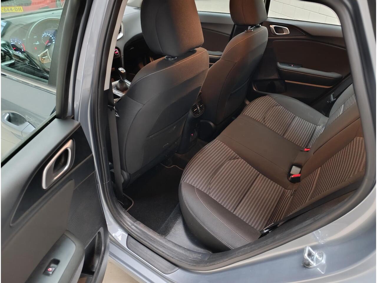 KIA CEE D Ceed Sportswagon 1.5 T-GDi DynamicLine Airconditioning (automatisch) | Cruise control | Navigatiesysteem | Parkeersensoren | Trekhaak