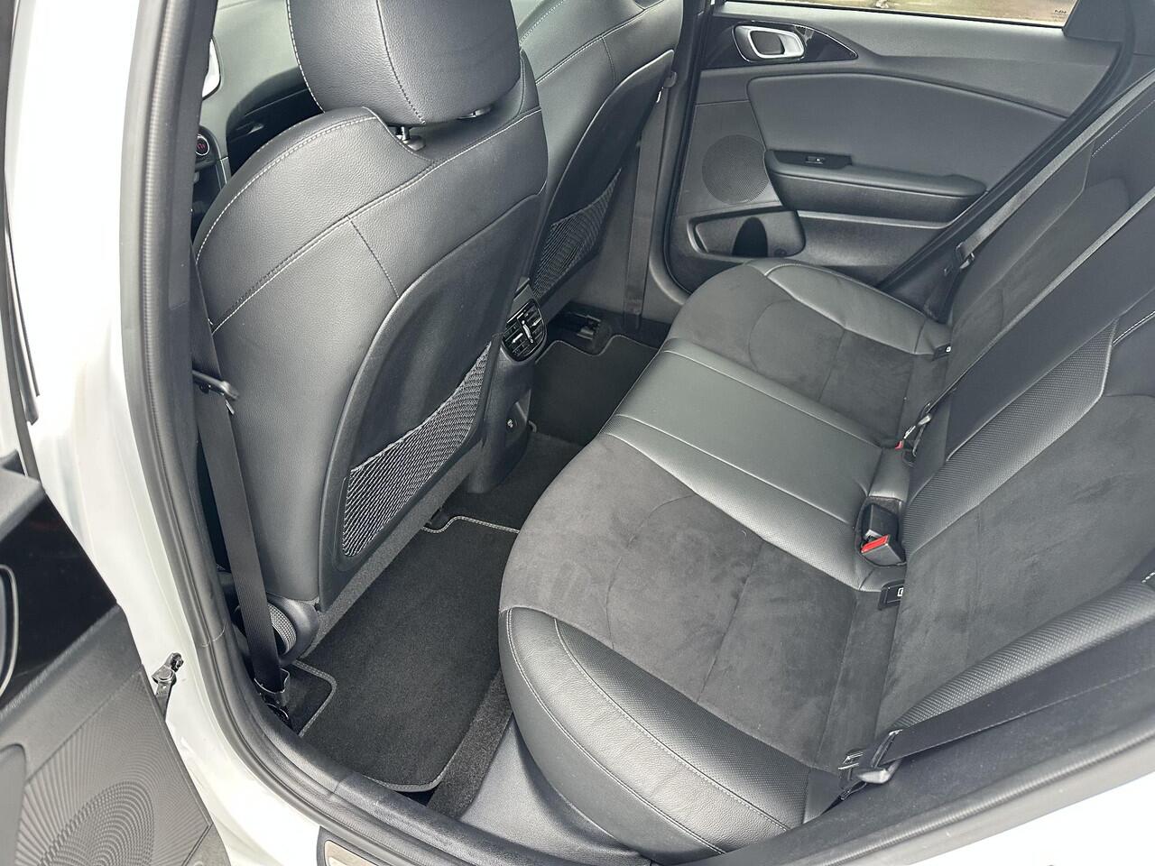 KIA CEE D Ceed Sportswagon 1.5 T-GDi GT-Line Apple Carplay/Android Auto | schuif-/kantel dak | Parkeercamera | 18 inch