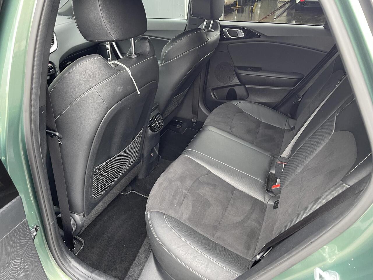 KIA CEE D Ceed Sportswagon 1.5 T-GDi GT-Line Elektrisch schuif-kanteldak | Dodehoeksensoren | Achteruitrijcamera | Cruise control adaptive | Climate control