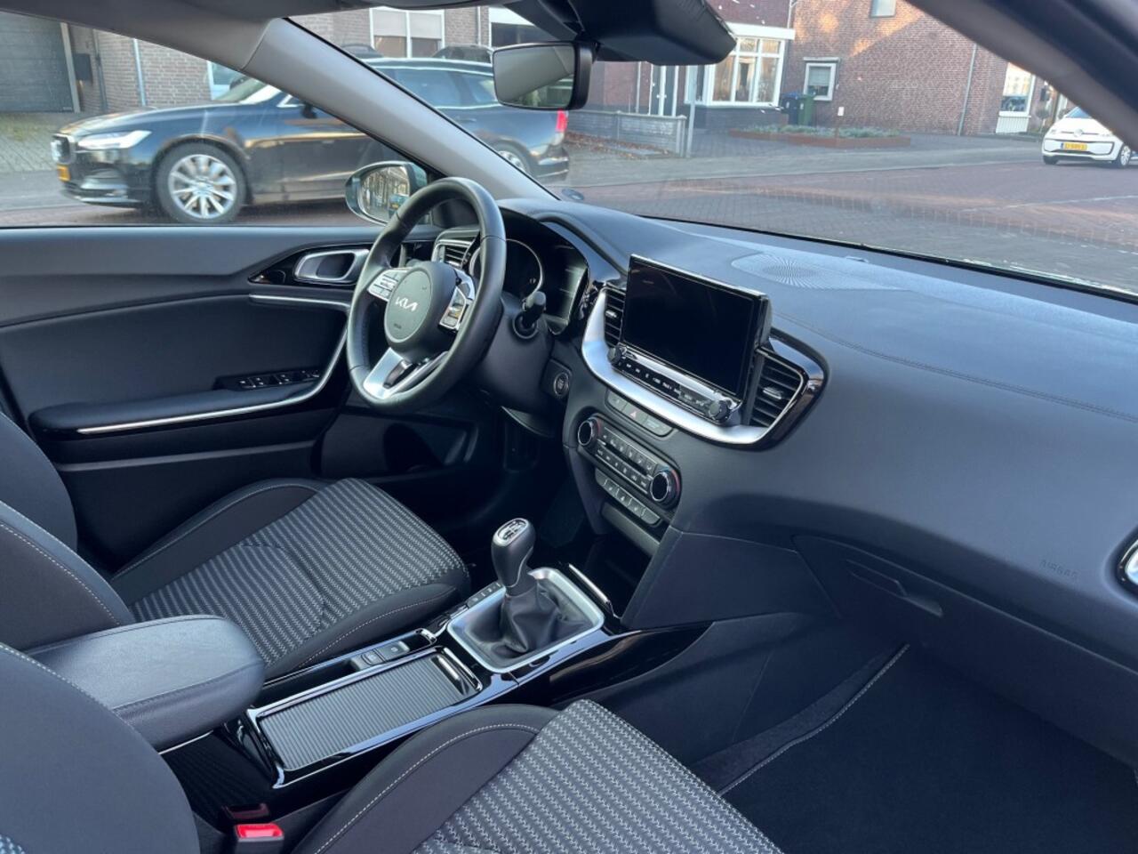 KIA CEE D SPORTSWAGON 1.5 T-GDI DYNAMICPLUSLINE / CAMERA / LED / KEYLESS