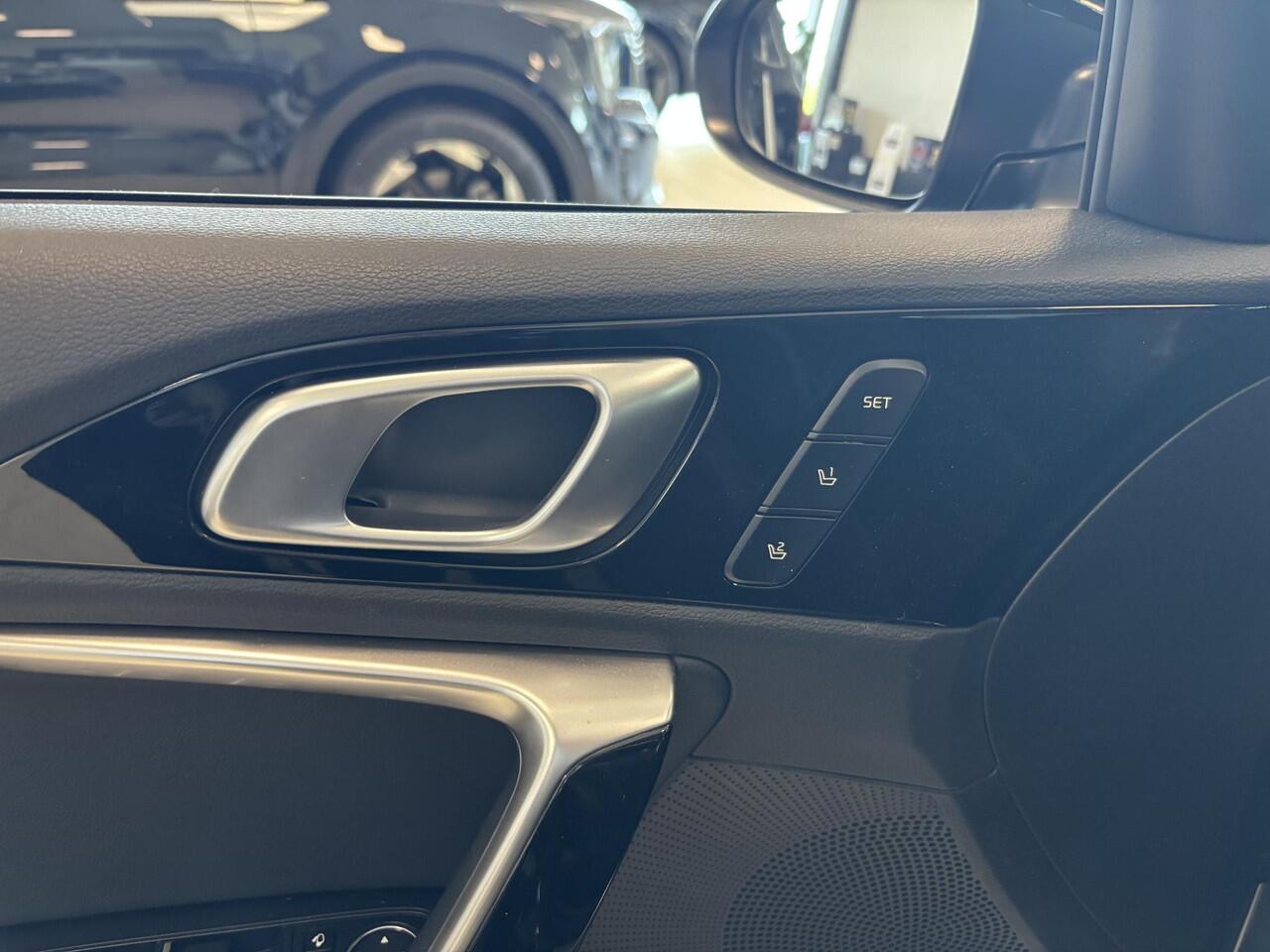 KIA CEE D Ceed 1.5 T-GDi GT-PlusLine Electr. schuif-kantel dak | Stoel verwarming | Stuurverwarming | Suède sportstoelen met GT-Line logo's |Elektrisch verstelbare bestuurdersstoel met geheugenfunctie