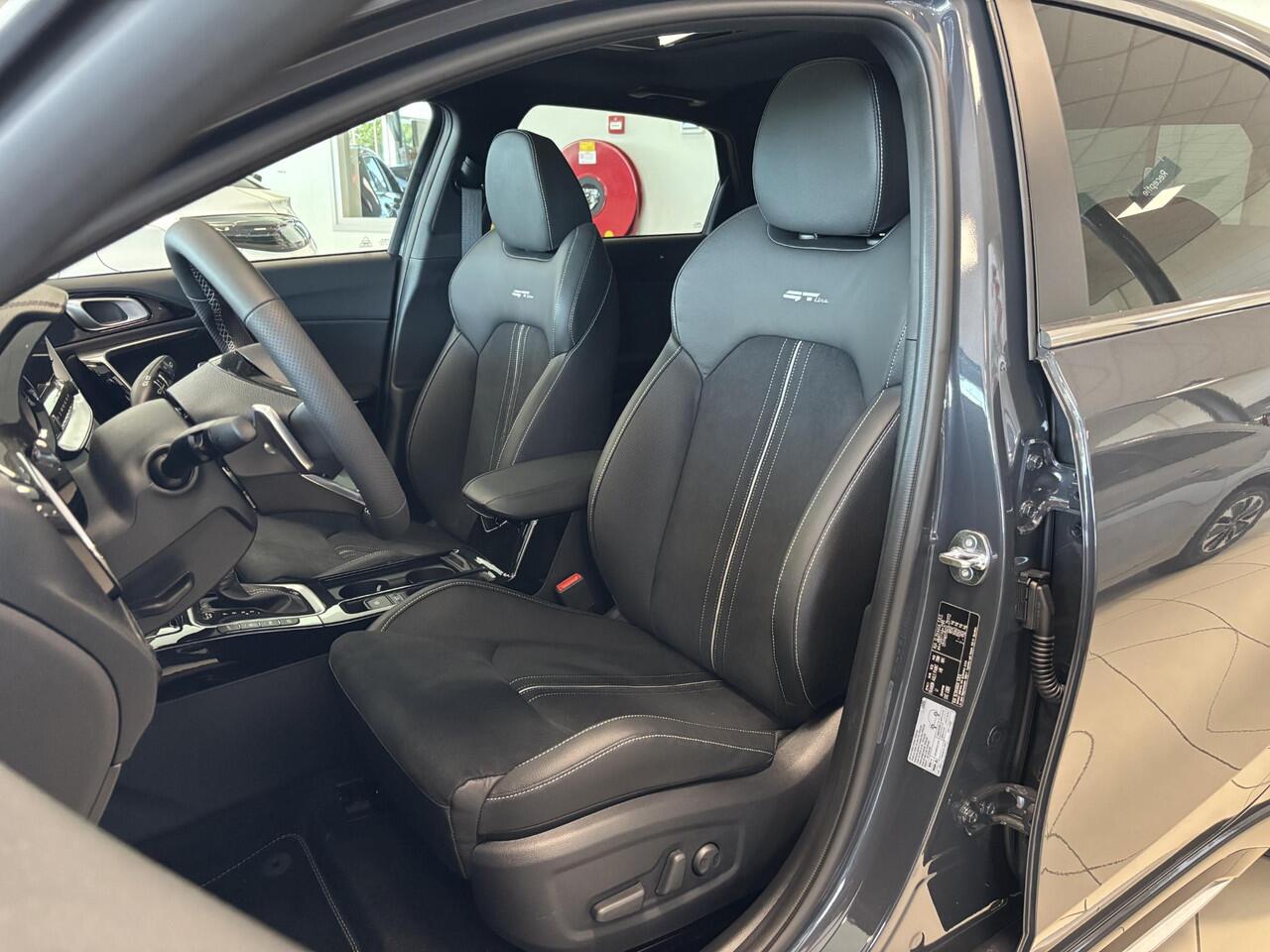 KIA CEE D Ceed 1.5 T-GDi GT-PlusLine Electr. schuif-kantel dak | Stoel verwarming | Stuurverwarming | Suède sportstoelen met GT-Line logo's |Elektrisch verstelbare bestuurdersstoel met geheugenfunctie