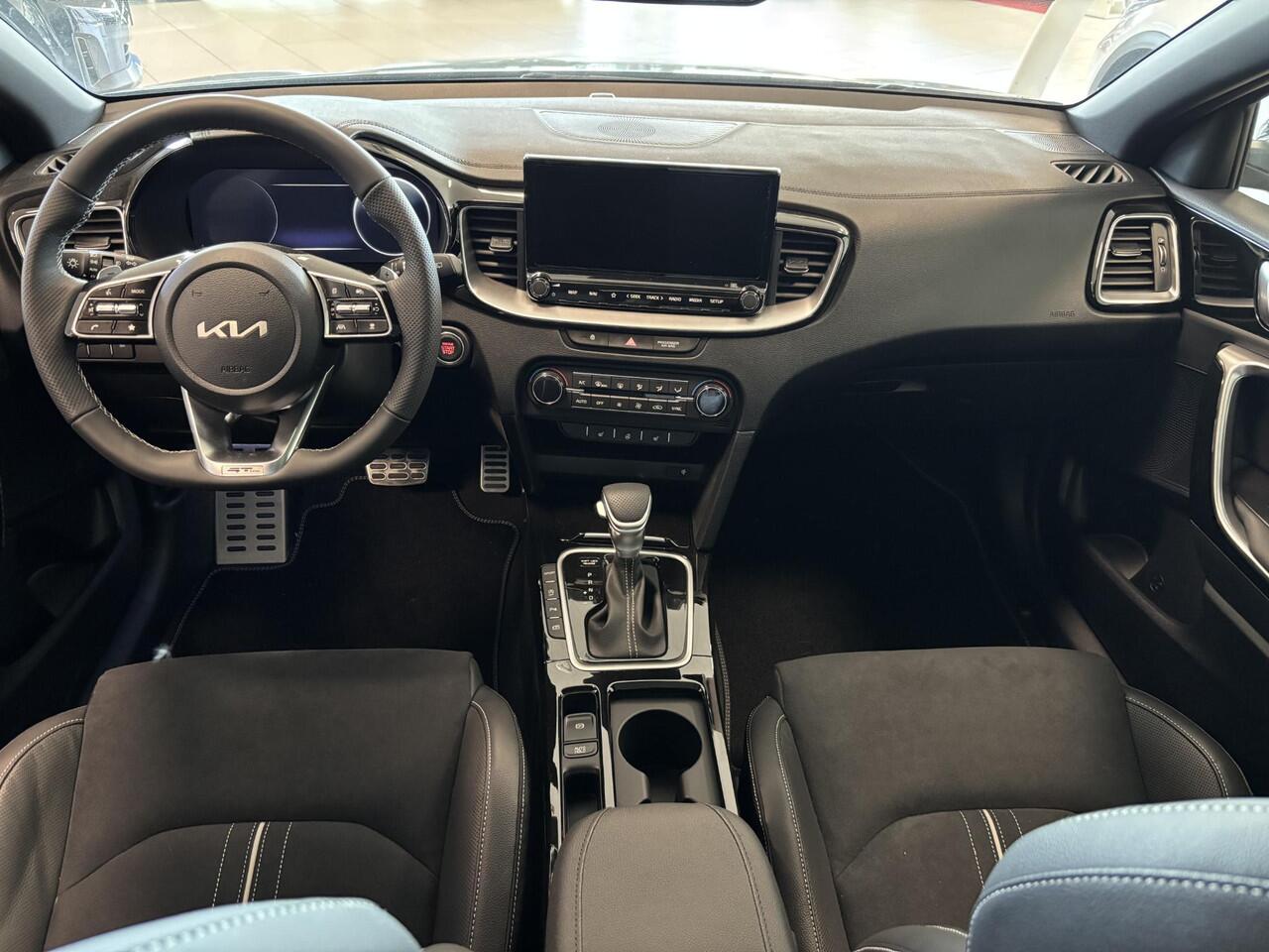 KIA CEE D Ceed 1.5 T-GDi GT-PlusLine Electr. schuif-kantel dak | Stoel verwarming | Stuurverwarming | Suède sportstoelen met GT-Line logo's |Elektrisch verstelbare bestuurdersstoel met geheugenfunctie