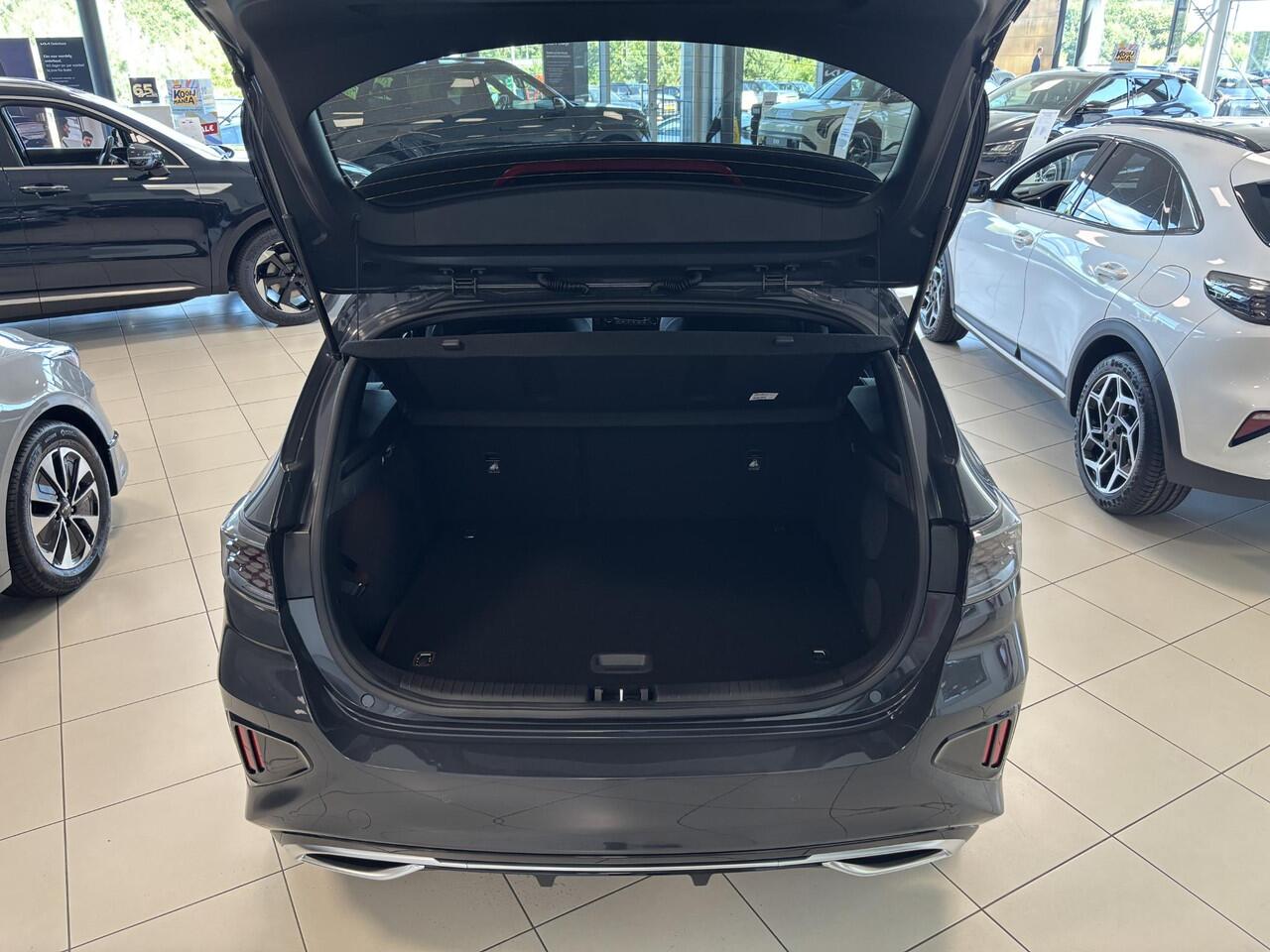 KIA CEE D Ceed 1.5 T-GDi GT-PlusLine Electr. schuif-kantel dak | Stoel verwarming | Stuurverwarming | Suède sportstoelen met GT-Line logo's |Elektrisch verstelbare bestuurdersstoel met geheugenfunctie