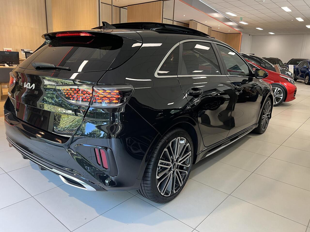 KIA CEE D Ceed 1.5 T-GDi GT-PlusLine Rijklaar vanaf ¤37.395,- Nu tijdelijke voordeel van ¤4.895,-