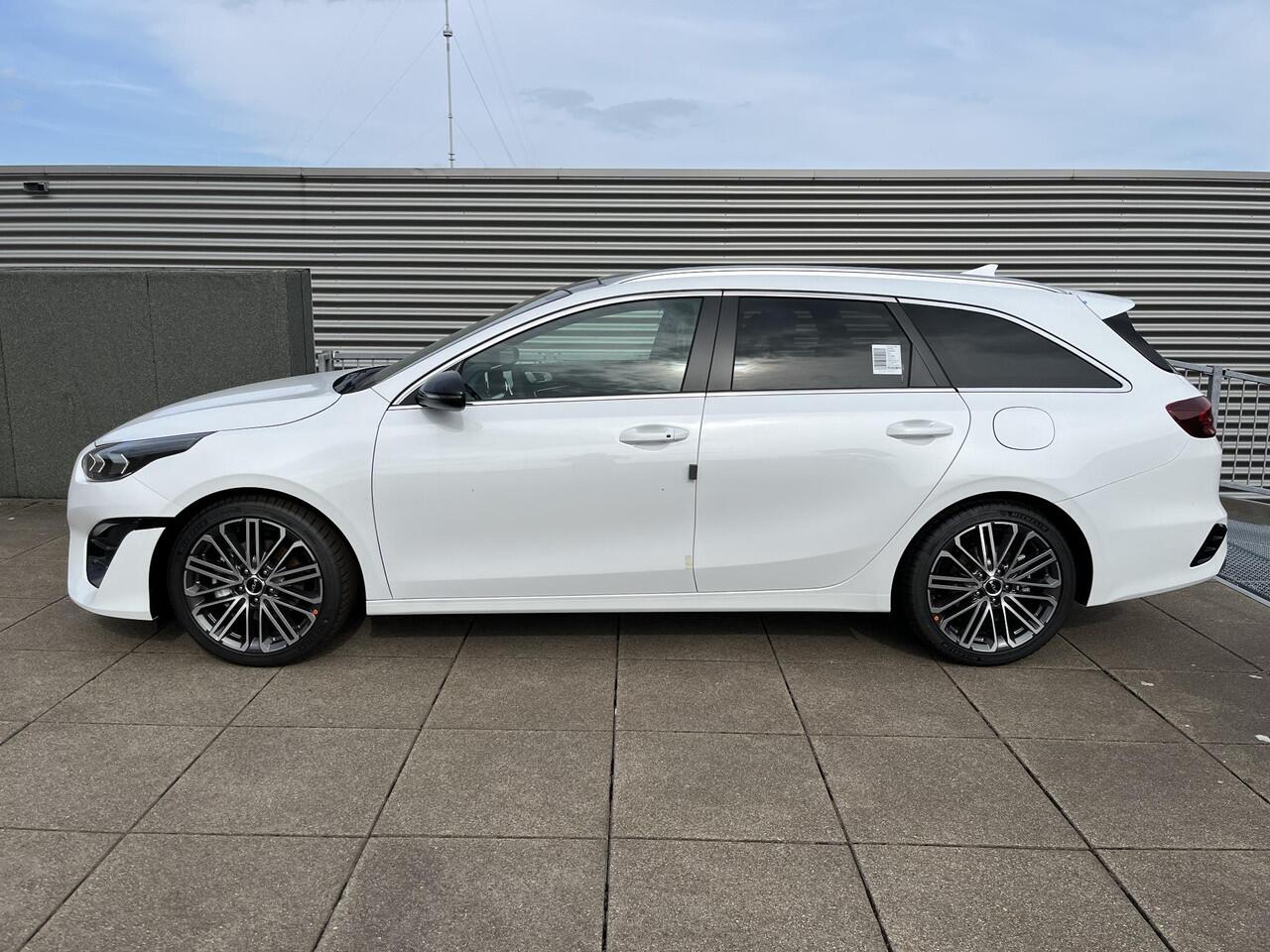 KIA CEE D Ceed SW 1.5 T-GDi GT-PlusLine AUTOMAAT NIEUW!!! / LEDER / ALCANTARA / SCHUIFDAK / NAVIGATIE