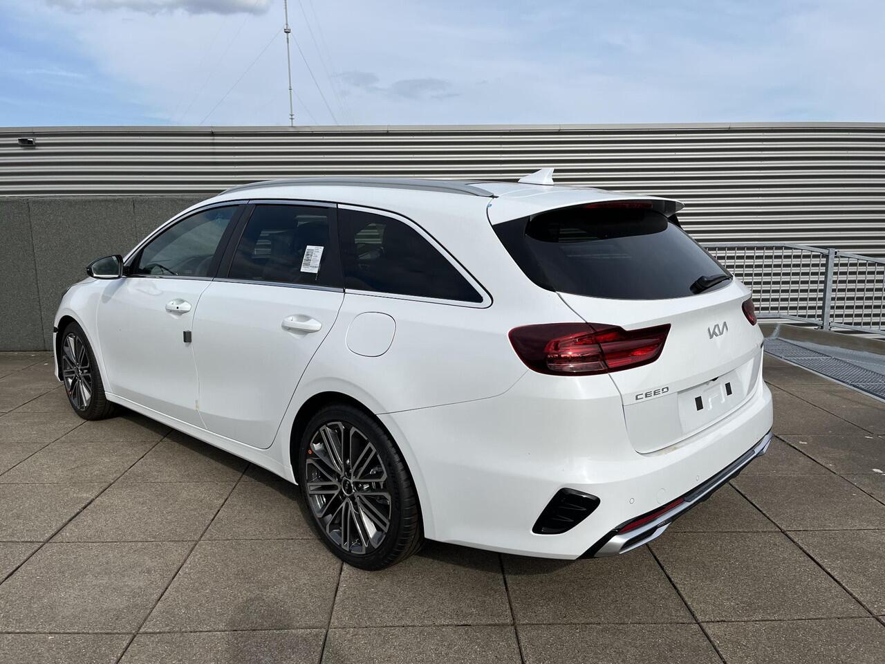 KIA CEE D Ceed SW 1.5 T-GDi GT-PlusLine AUTOMAAT NIEUW!!! / LEDER / ALCANTARA / SCHUIFDAK / NAVIGATIE