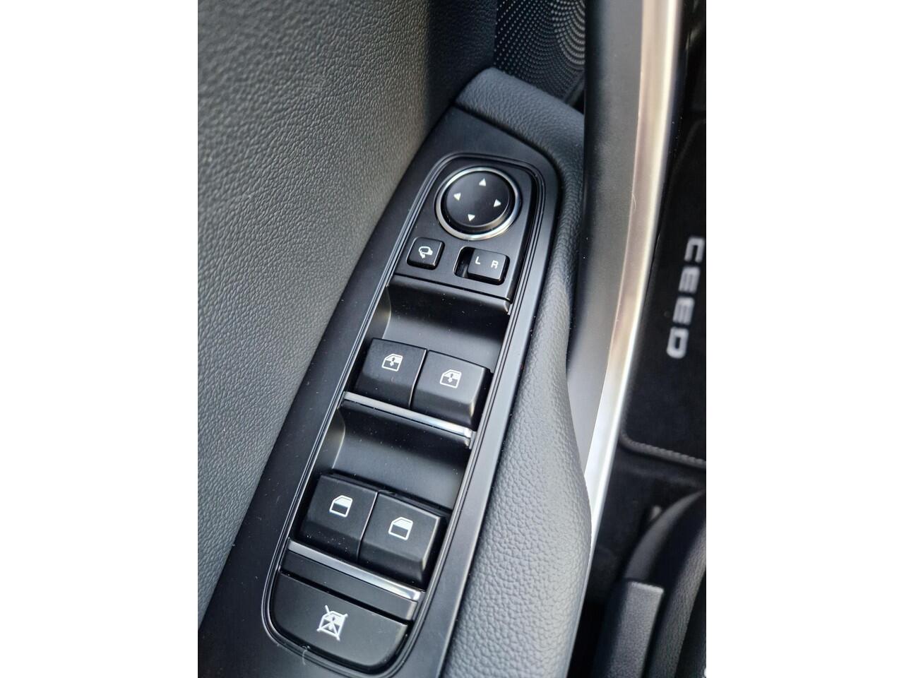 KIA CEE D Ceed Sportswagon 1.5 T-GDi DynamicPlusLine DCT7 Automaat | Stoel- en stuurwielverwarming | Parkeersensoren achter | Adaptieve cruise control | Dodehoekassistentie |