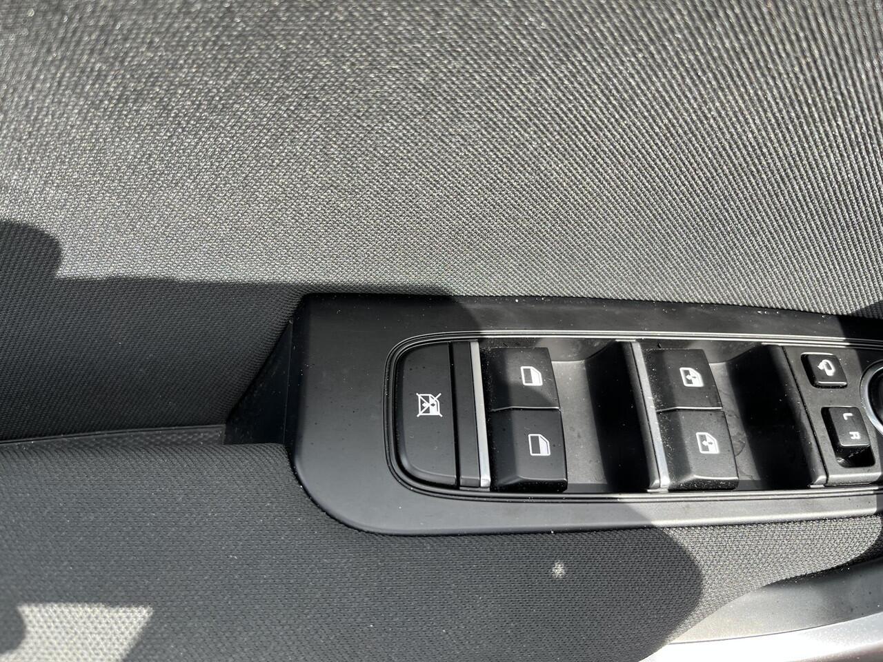 KIA CEE D Ceed Sportswagon 1.5 T-GDi DynamicLine 6-Versn. Trekhaak / Navigatie / Achteruitrijcamera / Apple Carplay/Android Auto / Parkeersensoren / Boekjes compleet