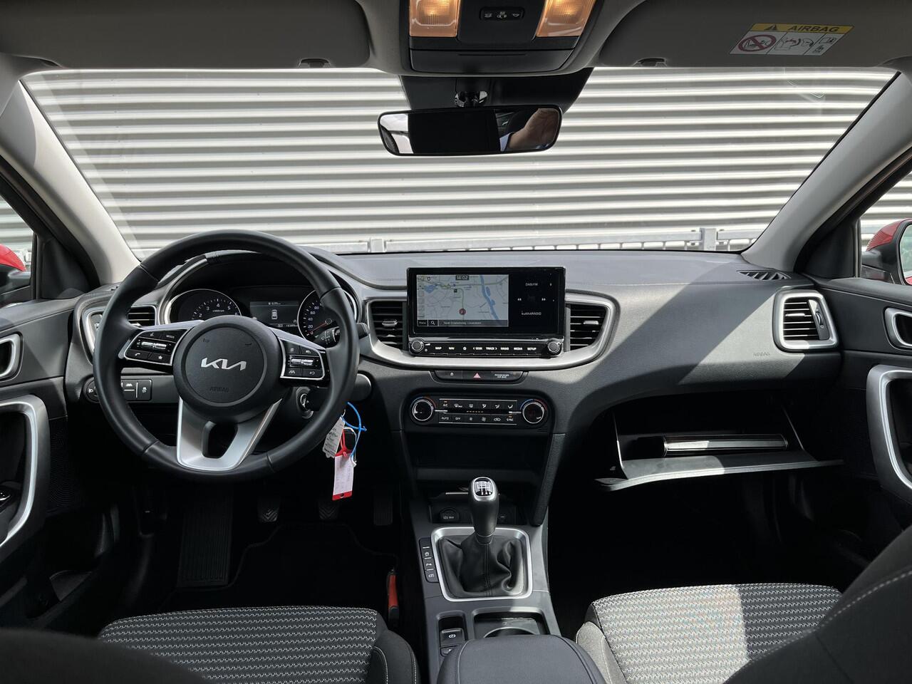 KIA CEE D Ceed Sportswagon 1.5 T-GDi DynamicLine 6-Versn. Trekhaak / Navigatie / Achteruitrijcamera / Apple Carplay/Android Auto / Parkeersensoren / Boekjes compleet