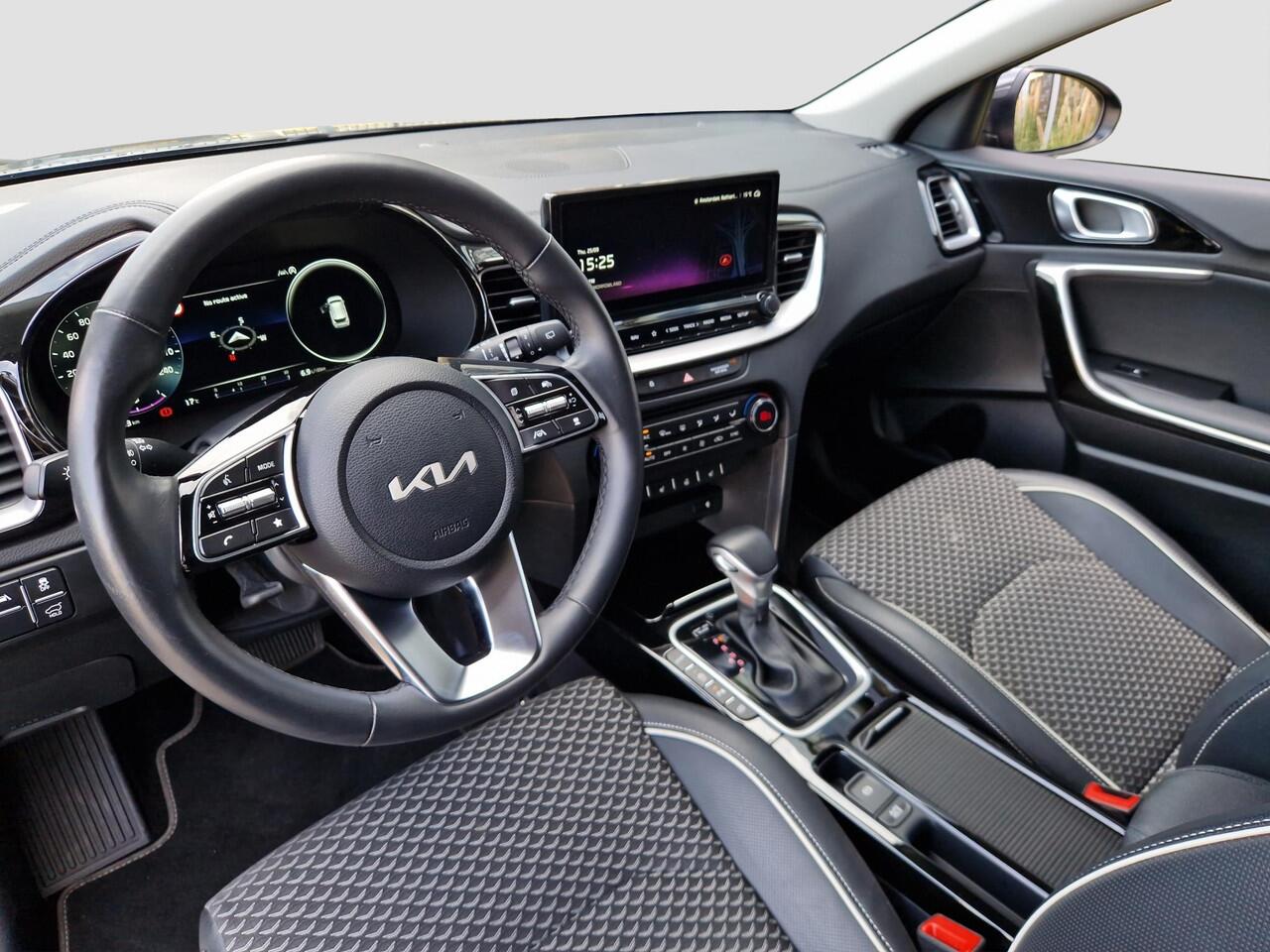 KIA CEE D Ceed Sportswagon 1.5 T-GDi DynamicPlusLine | Dodehoek | Key-Less | Stoelverwarming | LED | Licht- en Regensensor |