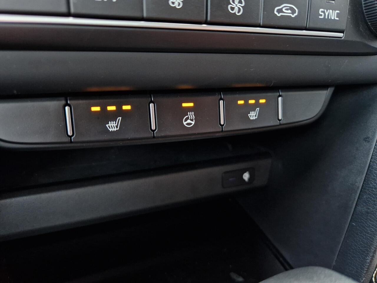 KIA CEE D Ceed Sportswagon 1.5 T-GDi DynamicPlusLine | Dodehoek | Key-Less | Stoelverwarming | LED | Licht- en Regensensor |